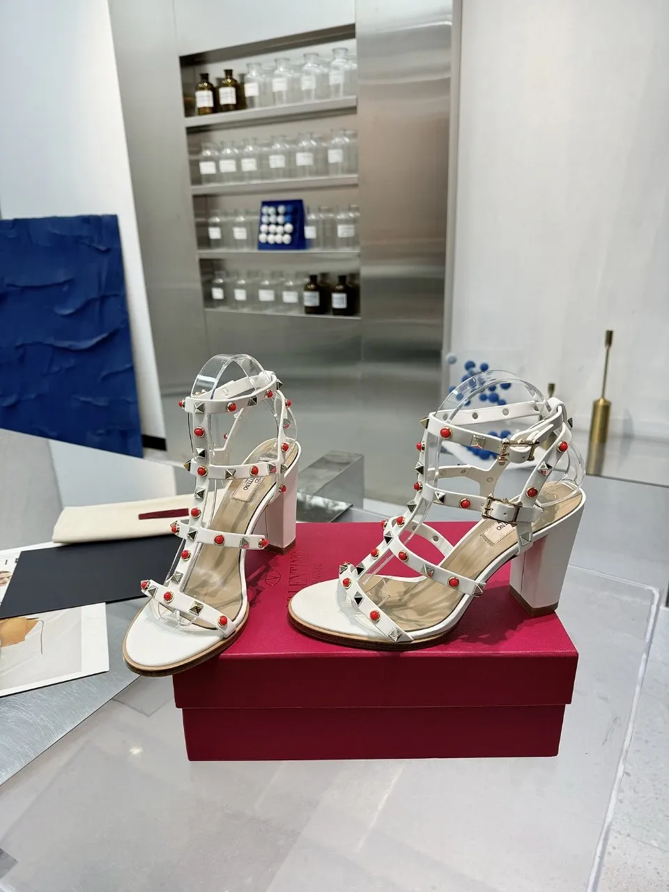 👟👟Ex-factory price 520👟👟 Valentino classic sandals with rivets ✔️Fashionable thick heel 9.5cm ✔️Mixed-breed sheepskin upper ✔️Mixed-breed sheepskin lining and foot pads ✔️Italian yellow cowhide outsole texture is clear and consistent with the counter ✔️Code number 35-40 (34, 41, 42 can be customized and not returned)